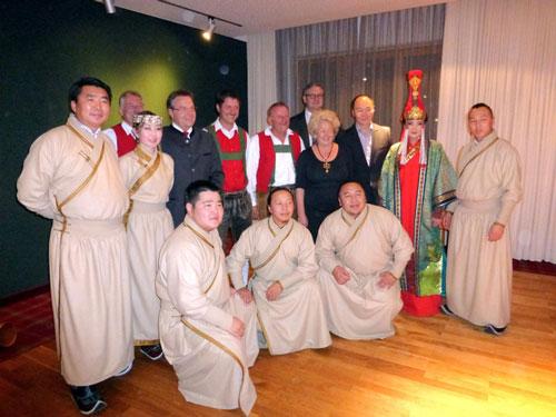 ”Хөсөгтөн” хамтлаг Австрид тоглолтоо хийлээ